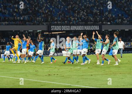 Napoli, Italia. 27 agosto 2023. I giocatori del Napoli SSC festeggiano la vittoria al termine della partita di Serie A tra il Napoli SSC e l'US Sassuolo calcio Foto Stock