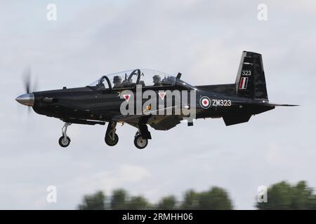 ZM323, un Beechcraft Texan T1 operato dalla Royal Air Force (RAF), che arriva a RAF Fairford nel Gloucestershire, Inghilterra per partecipare al Royal International Air Tattoo 2023 (RIAT 2023). Foto Stock