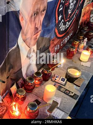 Moskau, Russia. 28 agosto 2023. La gente lascia le candele incendiate tra i fiori deposti al memoriale per il capo mercenario morto Prigozhin nel centro di Mosca. Diversi giorni dopo la morte di Prigozhin, il capo della forza mercenaria russa Wagner, la data della sua sepoltura rimane incerta. Crediti: Hannah Wagner/dpa/Alamy Live News Foto Stock