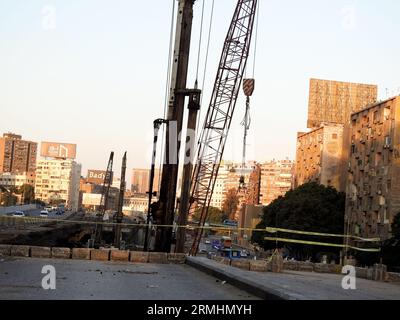 Cairo, Egitto, 4 agosto 2023: Il progetto di sviluppo del ponte del 15 maggio prevede lavori di ampliamento e di miglioramento in corso di costruzione Foto Stock