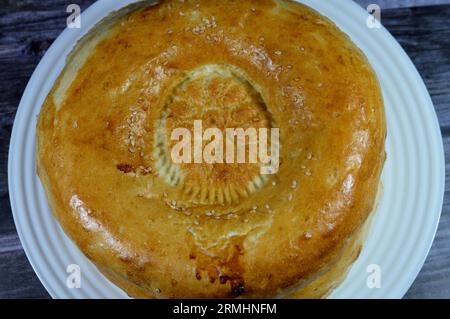 Tandyr nan Uzbek Pane, un tipo di pane dell'Asia centrale, spesso decorato stampando motivi sull'impasto utilizzando un timbro di pane noto come chekich, al Foto Stock