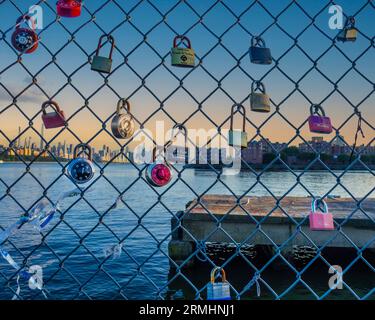 Edgewater, New Jersey, USA. 28 agosto 2023. Le coppie hanno messo delle chiuse a simboleggiare il loro amore eterno e eterno l'una per l'altra su una recinzione lungo il fiume Hudson a Edgewater, New Jersey, il 28 agosto 2023. (Immagine di credito: © Debra L. Rothenberg/ZUMA Press Wire) SOLO USO EDITORIALE! Non per USO commerciale! Foto Stock