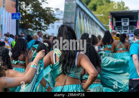 Londra, Regno Unito, 28 agosto 2023, Bank Holiday Monday e il carnevale era in pieno svolgimento il suo secondo giorno. Molti costumi e migliaia di festaioli per le strade di Notting Hill, Londra, Andrew Lalchan Photography/Alamy Live News Foto Stock