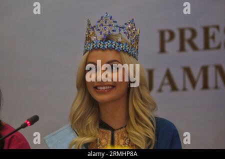 Srinagar Kashmir, India. 28 agosto 2023. Miss World Karolina Bielawska partecipa a una conferenza stampa con altre regine di bellezza presso il Kashmir International Convention Centre (KICC) di Srinagar. Bielawska è in visita di un giorno in Kashmir. La 71a edizione del concorso internazionale di bellezza si terrà in India il 9 dicembre 2023. Il 28 agosto 2023 a Srinagar Kashmir, India. (Immagine di credito: © Firdous Nazir/eyepix via ZUMA Press Wire) SOLO USO EDITORIALE! Non per USO commerciale! Foto Stock