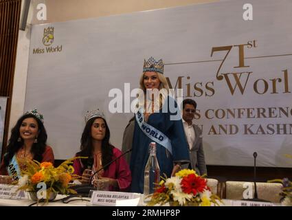 Srinagar Kashmir, India. 28 agosto 2023. Miss World Karolina Bielawska (C) arriva per partecipare a una conferenza stampa con altre regine di bellezza al Kashmir International Convention Centre (KICC) di Srinagar. Bielawska è in visita di un giorno in Kashmir. La 71a edizione del concorso internazionale di bellezza si terrà in India il 9 dicembre 2023. Il 28 agosto 2023 a Srinagar Kashmir, India. (Immagine di credito: © Firdous Nazir/eyepix via ZUMA Press Wire) SOLO USO EDITORIALE! Non per USO commerciale! Foto Stock