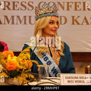 Srinagar Kashmir, India. 28 agosto 2023. Miss World Karolina Bielawska partecipa a una conferenza stampa con altre regine di bellezza presso il Kashmir International Convention Centre (KICC) di Srinagar. Bielawska è in visita di un giorno in Kashmir. La 71a edizione del concorso internazionale di bellezza si terrà in India il 9 dicembre 2023. Il 28 agosto 2023 a Srinagar Kashmir, India. (Immagine di credito: © Firdous Nazir/eyepix via ZUMA Press Wire) SOLO USO EDITORIALE! Non per USO commerciale! Foto Stock