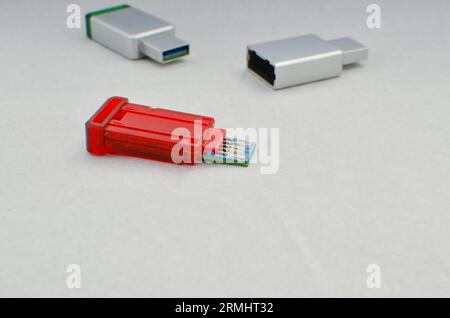 Primo piano di una chiavetta USB aperta che rivela i suoi circuiti interni per la riparazione e la manutenzione. Con riferimento al concetto di tecnologia o di ricreazione avanzata dei dati Foto Stock