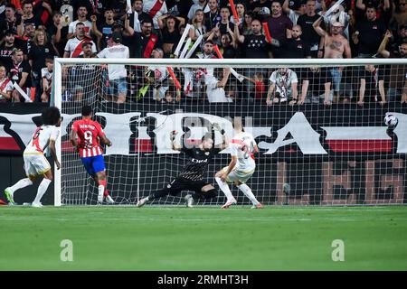 Madrid, Spagna. 28 agosto 2023. Menphis Depay (2nd L) dell'Atletico de Madrid segna durante la partita di calcio spagnola della Liga tra Atletico de Madrid e Rayo Vallecano a Madrid, Spagna, 28 agosto 2023. Crediti: Gustavo Valiente/Xinhua/Alamy Live News Foto Stock