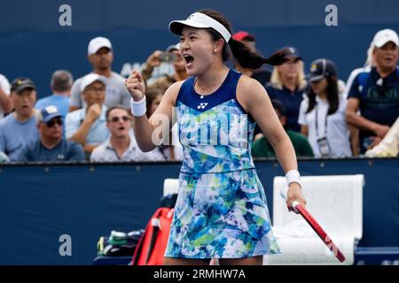 New York, USA. 28 agosto 2023. Zhu Lin della Cina festeggia dopo aver vinto il primo turno di singolare femminile contro l'egiziana Mayar Sherif agli US Open 2023 di New York, negli Stati Uniti, il 28 agosto 2023. Crediti: Liu Jie/Xinhua/Alamy Live News Foto Stock
