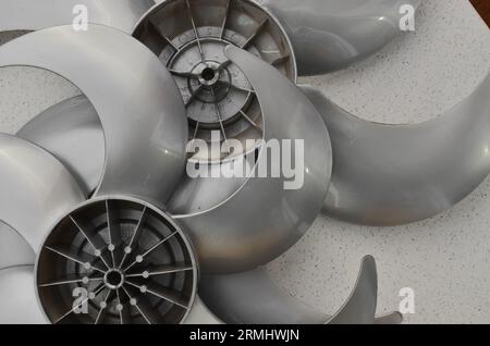 Dettaglio delle pale della ventola, sottolineando l'importanza della manutenzione e della pulizia per un funzionamento efficiente. Concetto e necessità di sostituzioni regolari e. Foto Stock