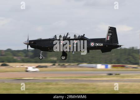 ZM328, un Beechcraft Texan T1 operato dalla Royal Air Force (RAF), che arriva a RAF Fairford nel Gloucestershire, Inghilterra per partecipare al Royal International Air Tattoo 2023 (RIAT 2023). Foto Stock