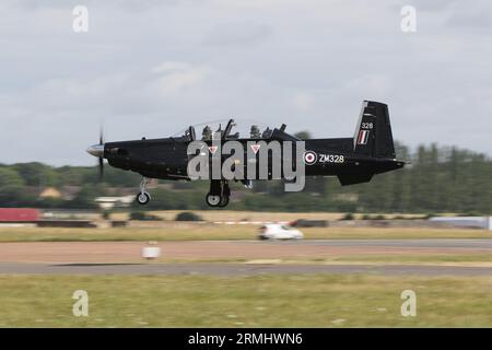 ZM328, un Beechcraft Texan T1 operato dalla Royal Air Force (RAF), che arriva a RAF Fairford nel Gloucestershire, Inghilterra per partecipare al Royal International Air Tattoo 2023 (RIAT 2023). Foto Stock