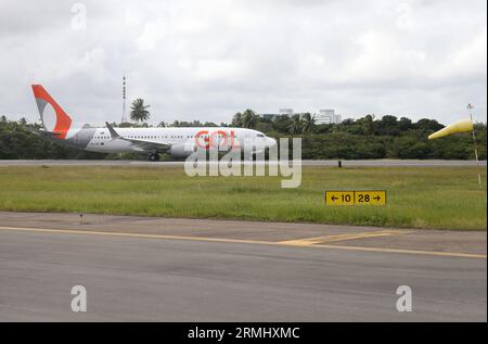 salvador, bahia, brasile - 21 agosto 2023: Boeing 737 MAX 8 aereo visto durante il decollo sulla pista dell'aeroporto di Salvador. Foto Stock