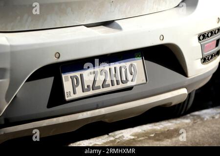 salvador, bahia, brasile - 21 agosto 2023: Targhetta di identificazione del veicolo vista su un'automobile nella città di Salvador. Foto Stock