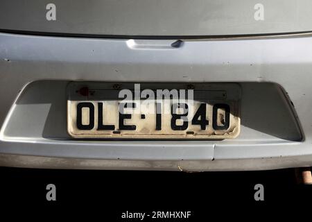 salvador, bahia, brasile - 21 agosto 2023: Targhetta di identificazione del veicolo vista su un'automobile nella città di Salvador. Foto Stock