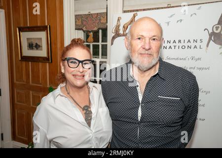 East Hampton, Stati Uniti. 25 agosto 2023. Debra Rothberg e George Schulman frequentano la notte internazionale di impatto dei veterinari alla Baker House 1650 a East Hampton, NY il 25 agosto 2023. (Foto di David Warren/Sipa? USA) credito: SIPA USA/Alamy Live News Foto Stock