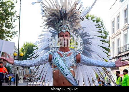 Londra, Regno Unito. 28 agosto 2023. Un ballerino brasiliano di samba maschile visto in posa per una foto prima della sfilata. Il Carnevale di Notting Hill è uno dei più grandi festival di strada del mondo. È iniziato nel 1966, ma ha avuto origine con il Carnevale caraibico organizzato nel 1959 con la comunità di immigrati da Trinidad e Tobago. Quest'anno il Carnevale di Notting Hill segna il 50° anniversario dell'introduzione dei sistemi audio e delle band Mas. Inoltre segna il 75° anniversario dell'arrivo dei passeggeri dell'Empire Windrush nel Regno Unito. Credito: SOPA Images Limited/Alamy Live News Foto Stock