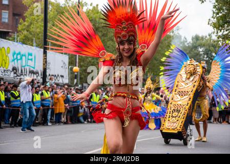 Una ballerina femminile di samba vista in posa per una foto durante la parata. Il Carnevale di Notting Hill è uno dei più grandi festival di strada del mondo. È iniziato nel 1966, ma ha avuto origine con il Carnevale caraibico organizzato nel 1959 con la comunità di immigrati da Trinidad e Tobago. Quest'anno il Carnevale di Notting Hill segna il 50° anniversario dell'introduzione dei sistemi audio e delle band Mas. Inoltre segna il 75° anniversario dell'arrivo dei passeggeri dell'Empire Windrush nel Regno Unito. (Foto di Krisztian Elek/SOPA Images/Sipa USA) Foto Stock