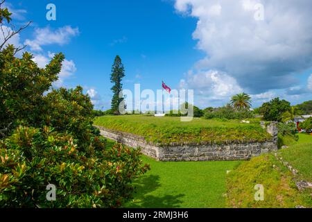 Fort Hamilton con la bandiera nazionale delle Bermuda in cima al forte nella città di Hamilton, Bermuda. Hamilton è la capitale delle Bermuda. Foto Stock