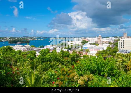 Vista aerea della città di Hamilton e del porto interno di Hamilton, dalla cima di Fort Hamilton, Bermuda. Hamilton è la capitale delle Bermuda. Foto Stock