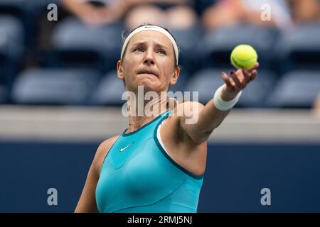 Victoria Azarenka serve durante la partita contro la francese Fiona ferro agli US Open Championships al Billie Jean King Tennis Center di New York il 28 agosto 2023 Foto Stock