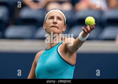 New York, USA. 28 agosto 2023. Victoria Azarenka serve durante la partita contro la francese Fiona ferro agli US Open Championships al Billie Jean King Tennis Center di New York il 28 agosto 2023. Azarenka ha vinto in set consecutivi. (Foto di Lev Radin/Sipa USA) credito: SIPA USA/Alamy Live News Foto Stock