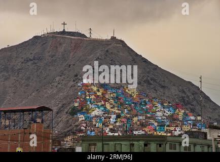 Collinare con le baraccopoli colorate di Lima, in Perù Foto Stock