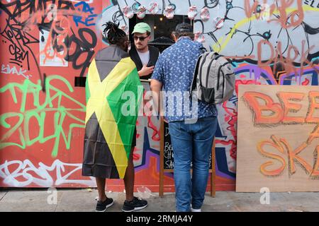 Londra, Regno Unito. 28 agosto 2023. Partecipanti alla parata e festaioli durante il secondo giorno del Carnevale di Notting Hill. Ora al suo 55° anno, il più grande Street party in Europa ha reso omaggio alla generazione Windrush. Credito: Fotografia dell'undicesima ora/Alamy Live News Foto Stock