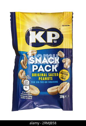 SWINDON, Regno Unito - 29 agosto 2023: Snack Pack di KP Original Peanuts su sfondo bianco Foto Stock