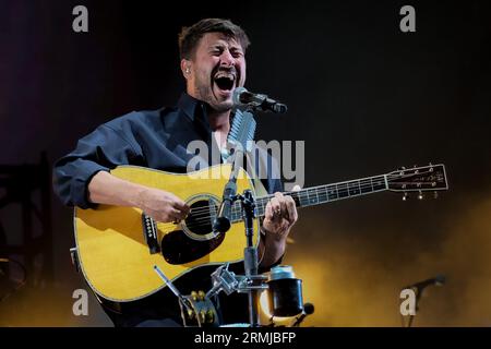 Portsmouth, Regno Unito. 27 agosto 2023. Marcus Mumford, voce solista, chitarra elettrica, chitarra acustica e batterista con la band folk rock britannica Mumford & Sons che si esibisce dal vivo sul palco del Victorious Festival. (Foto di Dawn Fletcher-Park/SOPA Images/Sipa USA) credito: SIPA USA/Alamy Live News Foto Stock