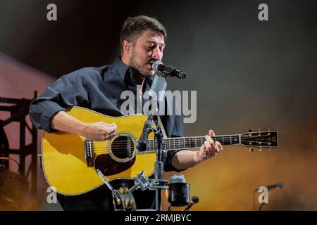 Portsmouth, Regno Unito. 27 agosto 2023. Marcus Mumford, voce solista, chitarra elettrica, chitarra acustica e batterista con la band folk rock britannica Mumford & Sons che si esibisce dal vivo sul palco del Victorious Festival. Credito: SOPA Images Limited/Alamy Live News Foto Stock