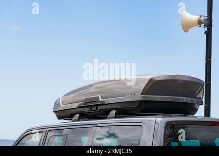 Guida auto lungo l'autostrada con il portabagagli per tetto & top box  dotato di moto anche con posteriore montato in rack di ciclo (oscurato  targhe di immatricolazione Foto stock - Alamy