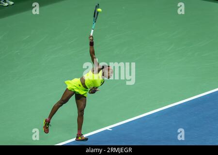 Il Coco Gauff of USA serve durante la partita contro la tedesca Laura Siegemund agli US Open Championships al Billie Jean King Tennis Center di New York il 28 agosto 2023 Foto Stock