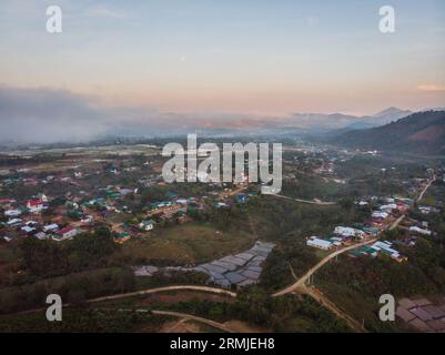 Alcune immagini paesaggistiche di attività agricole in Lam Dong Lam Dong paesaggio ha Tinh paesaggio Vietnam antichi templi in Vietnam Foto Stock