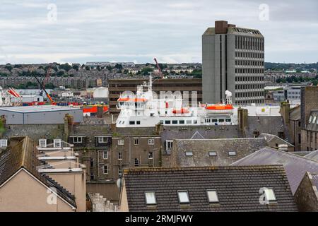 Navi incastonate tra edifici nel porto della città scozzese di Aberdeen, Regno Unito. Foto Stock