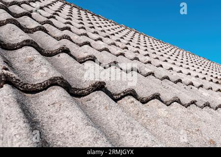 Tegole in cemento con cielo blu sullo sfondo, messa a fuoco selettiva Foto Stock