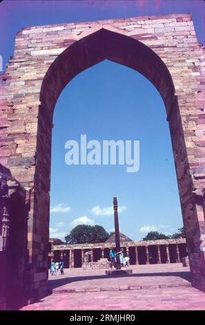 Il minareto di Qutb, scritto anche Qutub Minar e Qutab Minar, è un minareto e una "torre della vittoria" che fa parte del complesso di Qutb, che si trova nel sito della più antica città fortificata di Delhi, Lal Kot, fondata dai Tomar Rajput. È un sito patrimonio dell'umanità dell'UNESCO nella zona di Mehrauli nel sud di Delhi, in India. Costruito in pietra arenaria rossa e scolpita eloquentemente con bande inscritte, il Qutb Minar è la torre in muratura più alta dell'India, alta 72,5 metri, con balconi sporgenti per chiamare tutti i Muadhdhin alla preghiera. Foto Stock