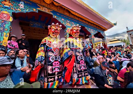 Monaci mascherati che ballano al festival Takthok Tsechu, Sakti, Ladakh, India Foto Stock