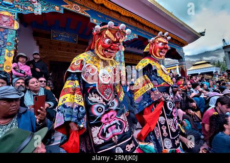 Monaci mascherati che ballano al festival Takthok Tsechu, Sakti, Ladakh, India Foto Stock