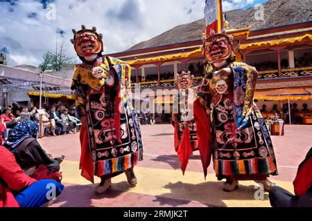 Monaci mascherati che ballano al festival Takthok Tsechu, Sakti, Ladakh, India Foto Stock