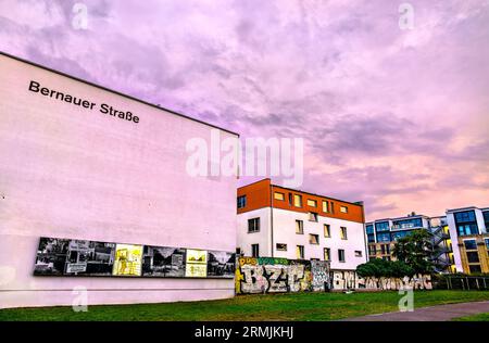 Berlino, Germania - 20 agosto 2022: Memoriale del muro di Berlino a Bernauer Strasse. Il muro di Berlino era una barriera di cemento sorvegliata che separava Berlino Ovest dalla Repubblica Democratica tedesca Foto Stock