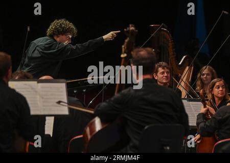 Ostrava, Repubblica Ceca. 28 agosto 2023. Il direttore d'orchestra ceco Jiri Rozen, ha lasciato, durante il concerto di Ostravska banda i durante il Festival di Ostrava Days Music of Today a Ostrava, Repubblica Ceca, il 28 agosto 2023. Crediti: Jaroslav Ozana/CTK Photo/Alamy Live News Foto Stock