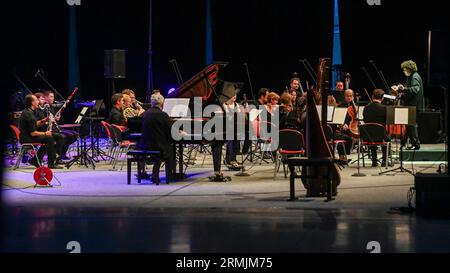 Ostrava, Repubblica Ceca. 28 agosto 2023. Direttore d'orchestra ceco Jiri Rozen, giusto, durante il concerto di Ostravska banda i durante il Festival di Ostrava Days Music of Today a Ostrava, Repubblica Ceca, 28 agosto 2023. Crediti: Jaroslav Ozana/CTK Photo/Alamy Live News Foto Stock