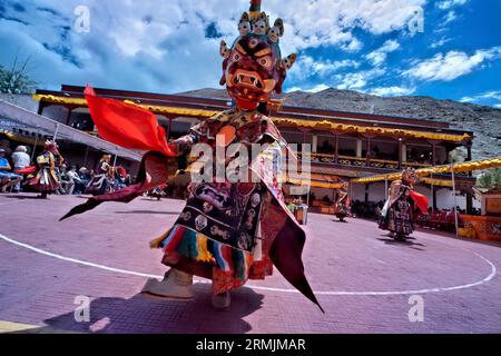 Monaci mascherati che ballano al festival Takthok Tsechu, Sakti, Ladakh, India Foto Stock