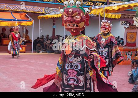 Monaci mascherati che ballano al festival Takthok Tsechu, Sakti, Ladakh, India Foto Stock