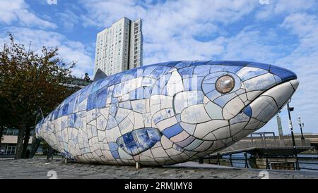 Irlanda, Belfast: The Big Fish, The Salmon of Knowledge, tratto da una leggenda irlandese del ciclo Fenian della mitologia irlandese. Bigfish è una m di ceramica stampata Foto Stock