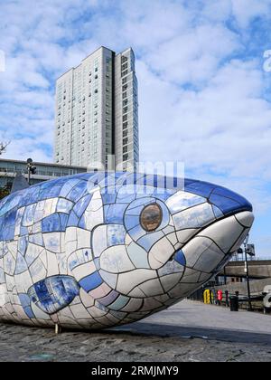 Irlanda, Belfast: The Big Fish, The Salmon of Knowledge, tratto da una leggenda irlandese del ciclo Fenian della mitologia irlandese. Bigfish è una m di ceramica stampata Foto Stock