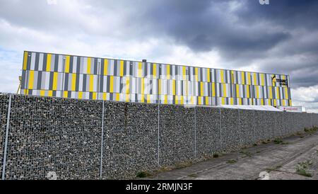 Irlanda del Nord, Belfast: I Titanic Studios osservati dal passaggio pedonale lungo le banchine del Titanic Quarter, sul sito dell'ex Harlan Foto Stock