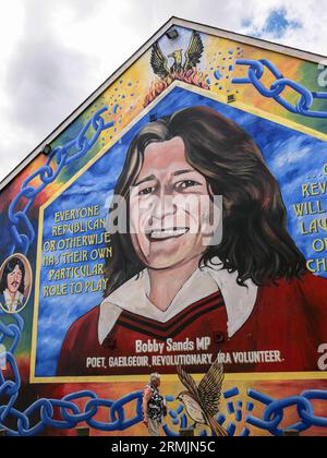 Irlanda del Nord, Belfast: Famoso murale che raffigura Bobby Sands (Robert Gerard Sands) sul lato del Sinn Fein Headquarters, Falls Road, nell'Irish dis Foto Stock