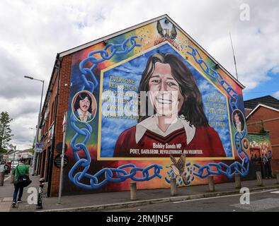 Irlanda del Nord, Belfast: Famoso murale che raffigura Bobby Sands (Robert Gerard Sands) sul lato del Sinn Fein Headquarters, Falls Road, nell'Irish dis Foto Stock